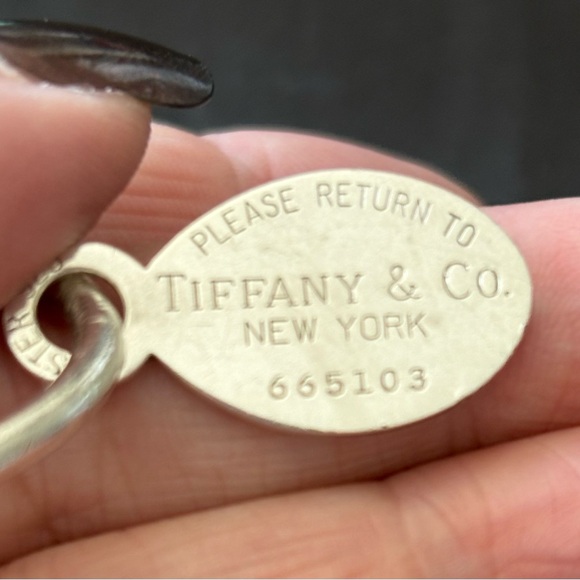 Tiffany & Co. Sterling Silver Return to Oval Tag Screwball Keyring & Tiffany Bag